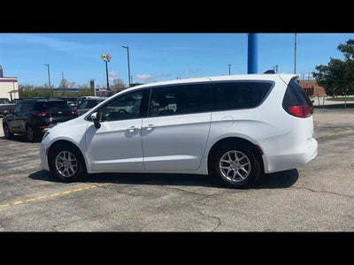 2022 Chrysler Voyager LX