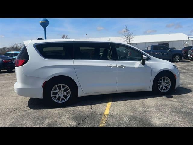 2022 Chrysler Voyager LX